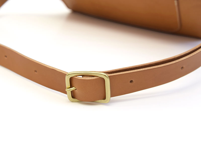 二枚の革で立体を構成した大きめボディバッグ / 革鞄のHERZ(ヘルツ