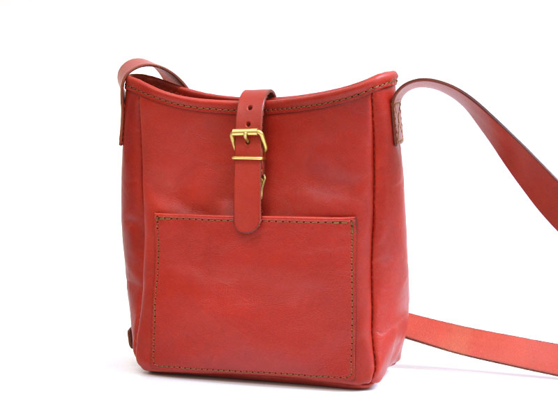 柔らかい革で気軽に使えるベルト留めショルダーバッグ / 革鞄のHERZ