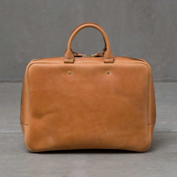 ふっくらとしたシルエットでカジュアルに使えるビジネスバッグ / 革鞄