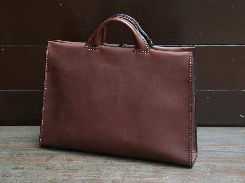 あおりポケットと一枚革仕上げで作った二本手ビジネスバッグ / 革鞄の