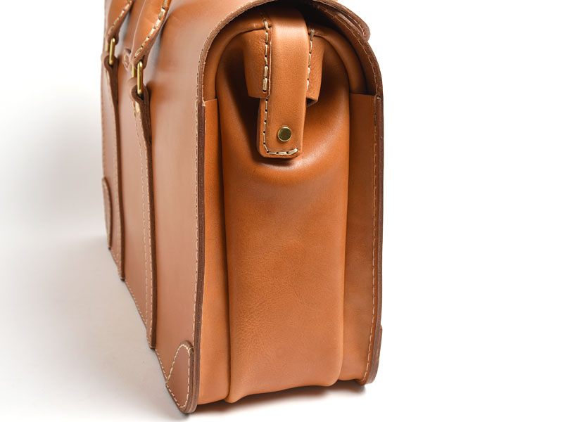 荷物が多いビジネスマンにおすすめの3部屋ダレスバッグ / 革鞄のHERZ