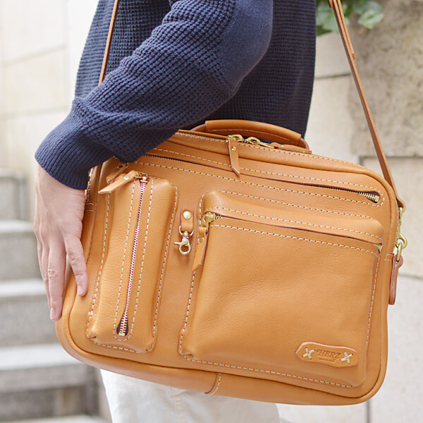 多機能ポケットが特徴のソフトレザー2wayショルダーバッグ / 革鞄の