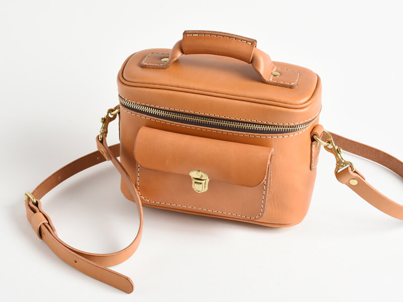 普段使いや旅行でも気軽に使える革のミニカメラバッグ / 革鞄のHERZ