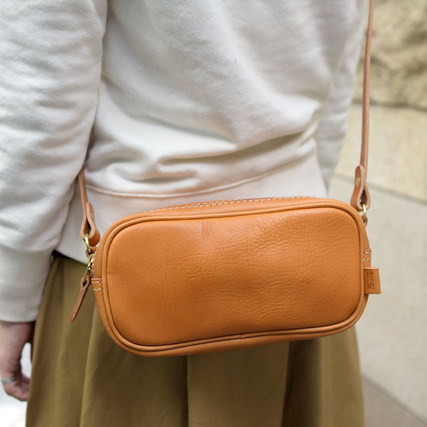 ふっくらフォルムが可愛いレディースショルダーポシェット / 革鞄の