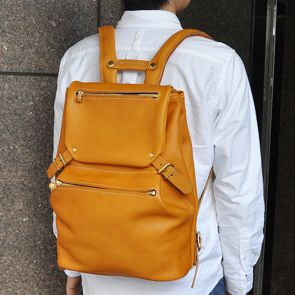作り手の名前からとった星のリュックはカジュアルなレザーリュック
