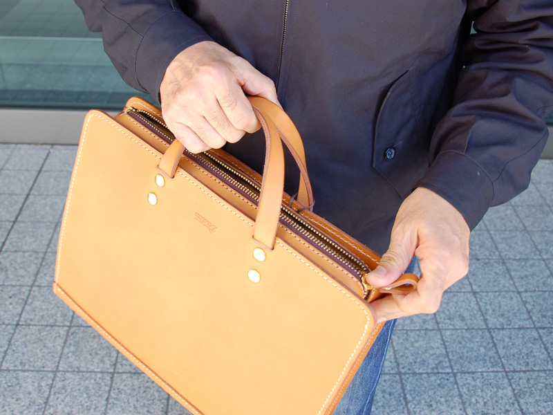 ラウンドファスナーとあおりポケット付の二本手ビジネスバッグ / 革鞄