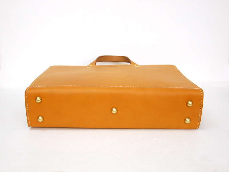 ラウンドファスナーとあおりポケット付の二本手ビジネスバッグ / 革鞄