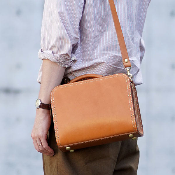 タブレットやお弁当箱が入るダブルステッチの2wayショルダー / 革鞄の