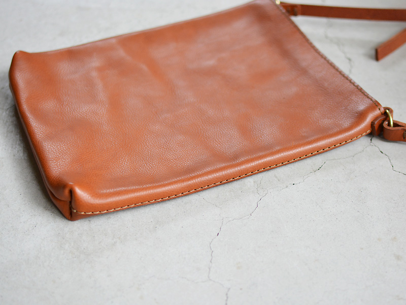 フラットでシンプルなファスナーショルダーバッグ / 革鞄のHERZ(ヘルツ