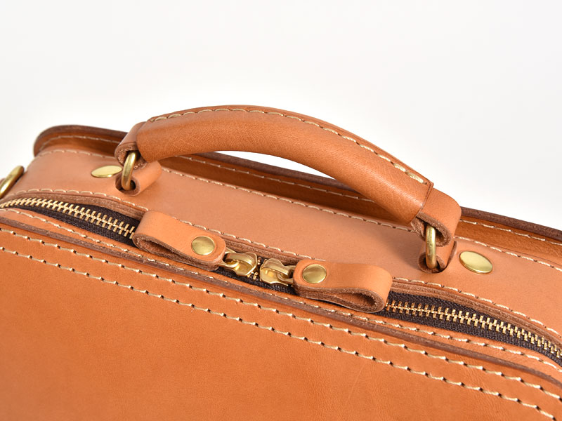 タブレットやお弁当箱が入るダブルステッチの2wayショルダー / 革鞄の