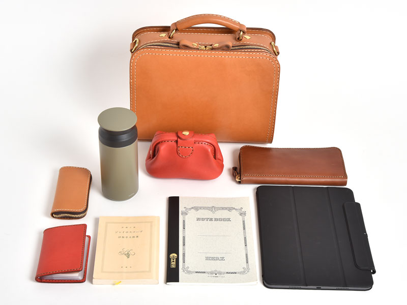 タブレットやお弁当箱が入るダブルステッチの2wayショルダー / 革鞄の