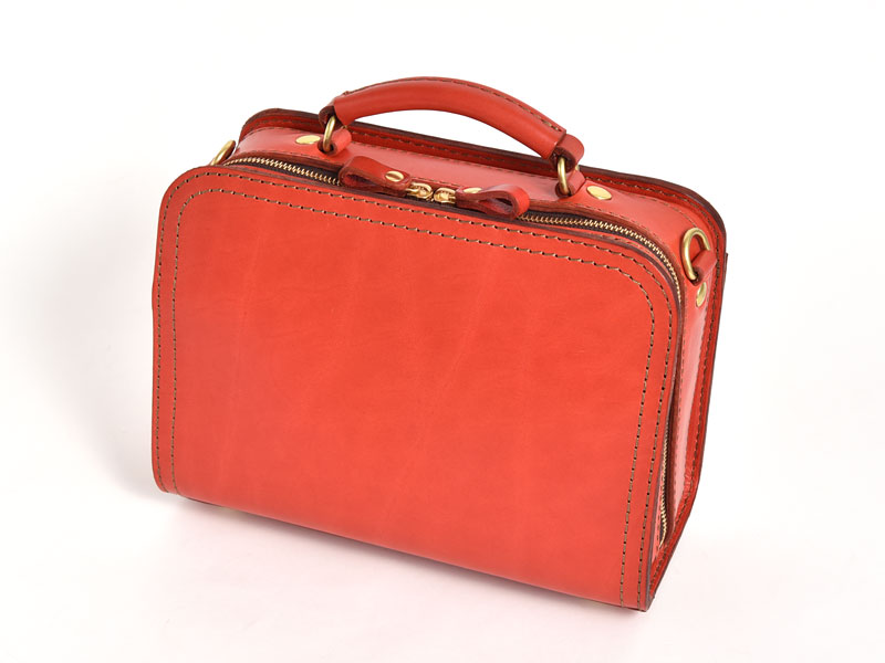 タブレットやお弁当箱が入るダブルステッチの2wayショルダー / 革鞄の