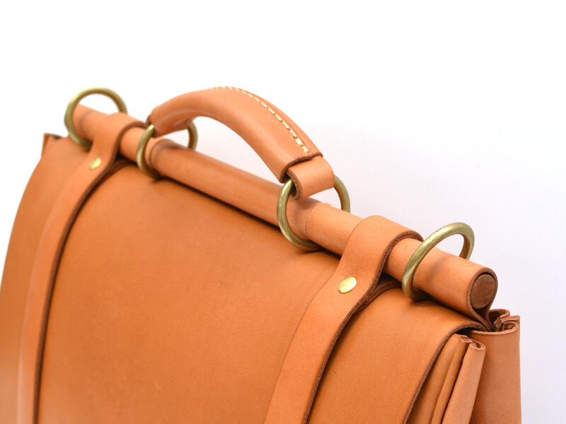 ビジネスやカジュアルにもおすすめの棒屋根かぶせ3wayバッグ / 革鞄の