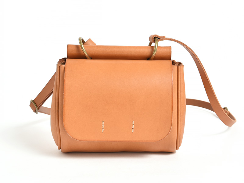 丸みを帯びた革のシルエットが可愛い棒屋根かぶせポシェット / 革鞄の