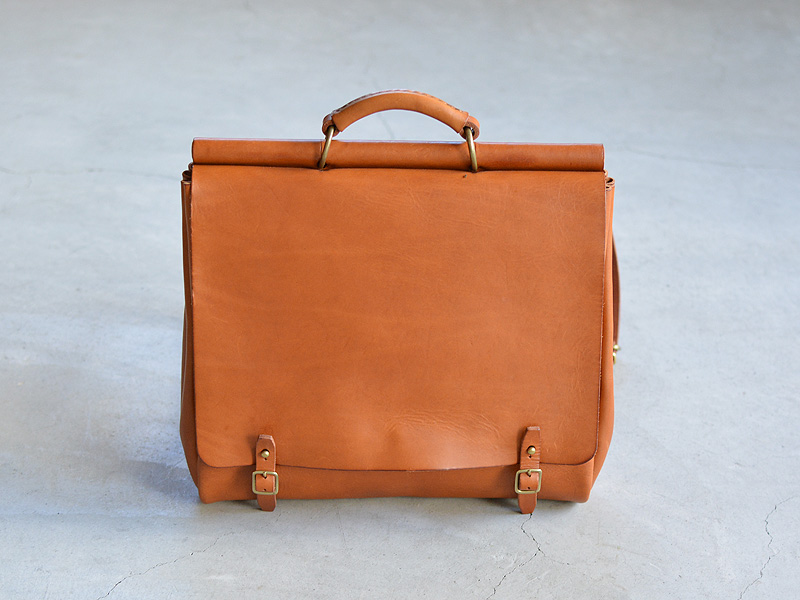 四角い形でメンズ・レディース問わずに使える棒屋根リュック / 革鞄の