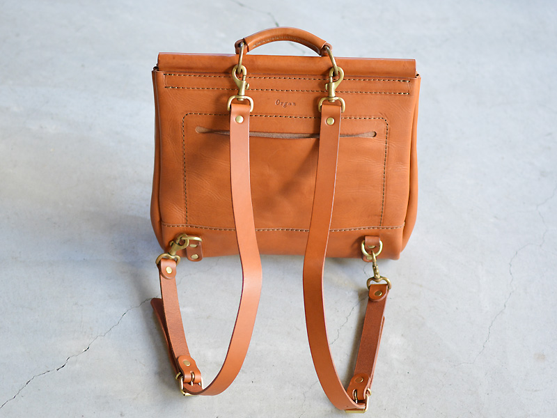 四角い形でメンズ・レディース問わずに使える棒屋根リュック / 革鞄の