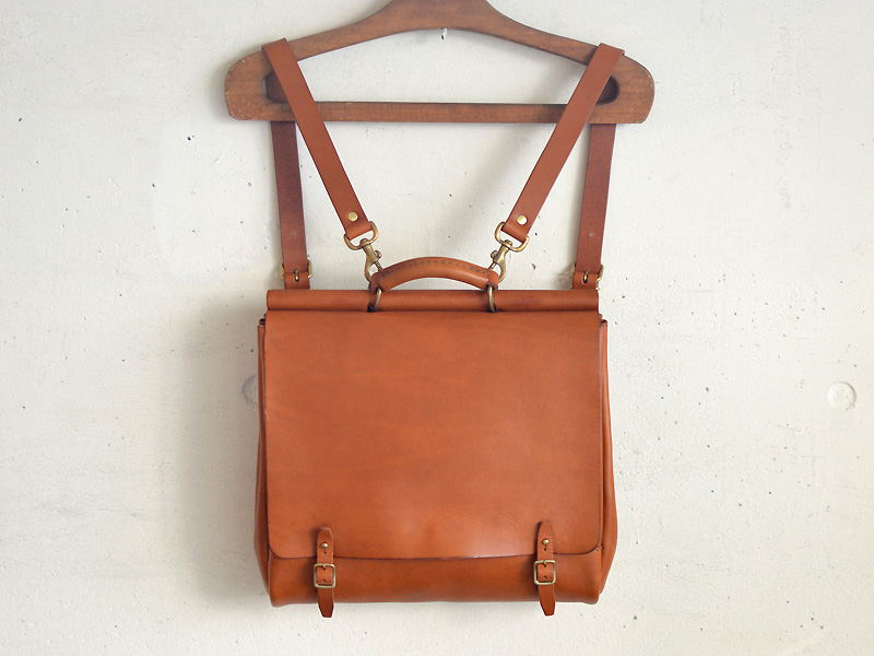 四角い形でメンズ・レディース問わずに使える棒屋根リュック / 革鞄の