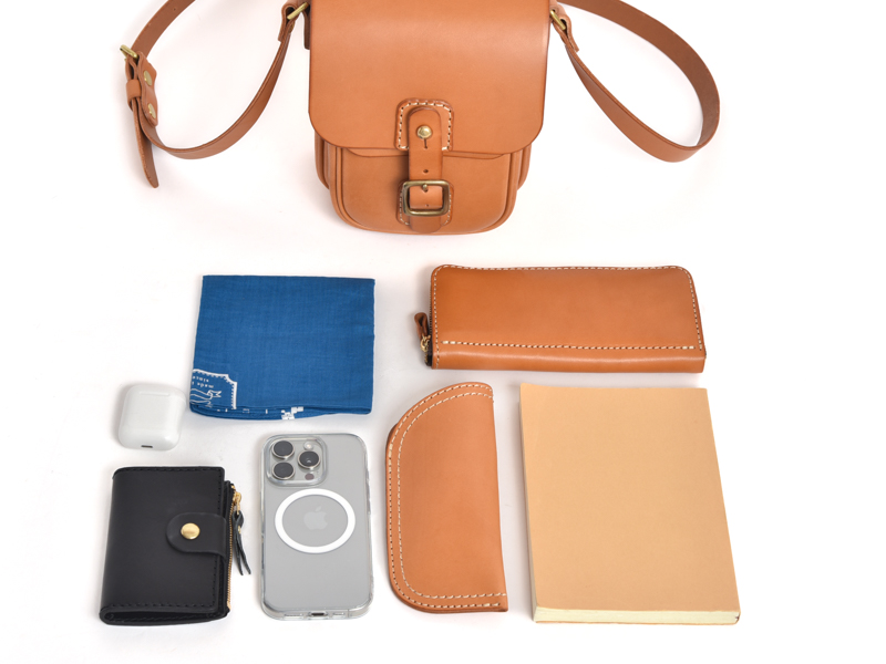 HERZらしさを凝縮したギボシ留めショルダーポシェット / 革鞄のHERZ