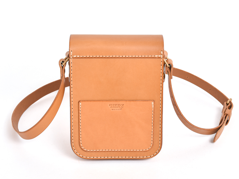 HERZらしさを凝縮したギボシ留めショルダーポシェット / 革鞄のHERZ