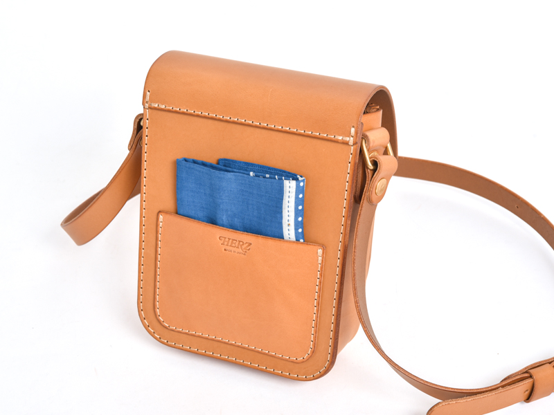 HERZらしさを凝縮したギボシ留めショルダーポシェット / 革鞄のHERZ