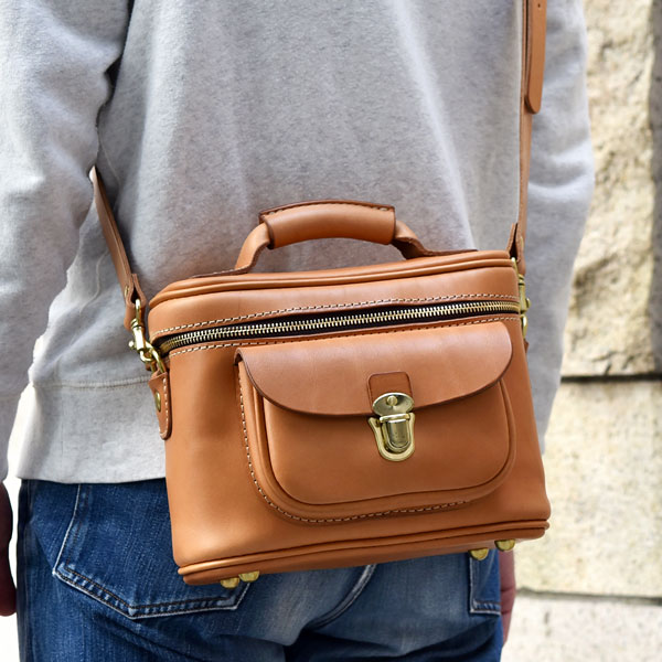 写真散歩にオススメのソフトレザーで作った本革一眼カメラバッグ / 革