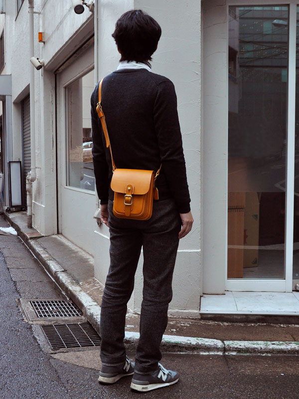 HERZらしさを凝縮したギボシ留めショルダーポシェット / 革鞄のHERZ