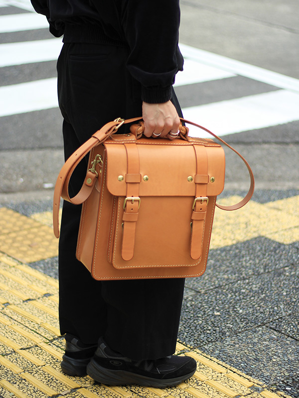 ハードレザーで質実剛健に仕上げた2wayショルダーバッグ / 革鞄のHERZ