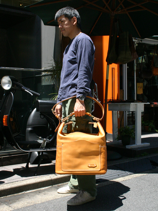 ハードレザーで豪快に作り上げた有機的なショルダーボストン / 革鞄の