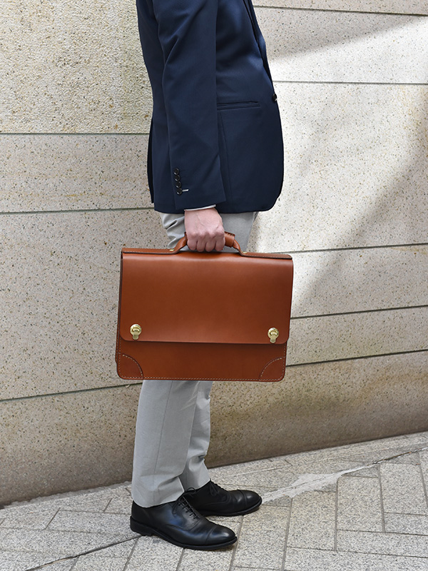 厚い革で丈夫に仕上げたシンプルな丸台おこしブリーフケース / 革鞄の