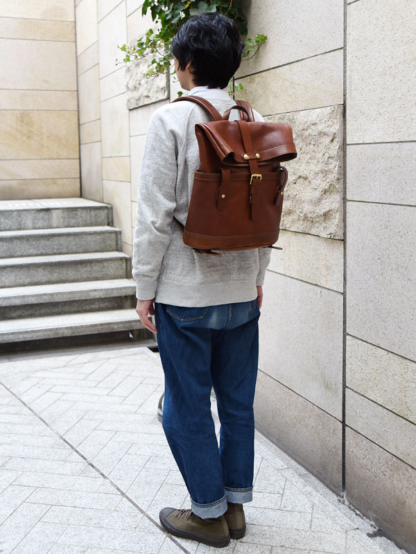 ユニークデザインが目を惹くダブルポケットのおじぎリュック / 革鞄の