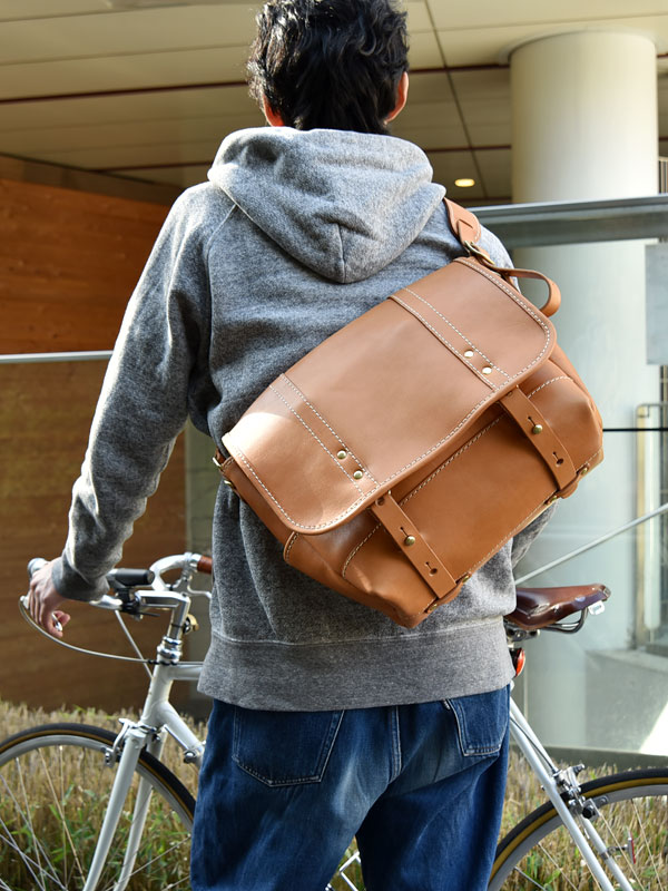 総革で作ったサイズ展開豊富なメッセンジャーバッグ / 革鞄のHERZ