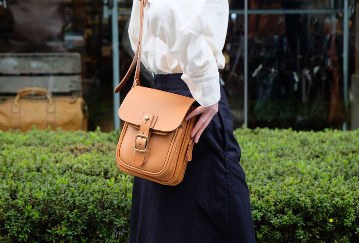 HERZらしさを凝縮したギボシ留めショルダーポシェット / 革鞄のHERZ
