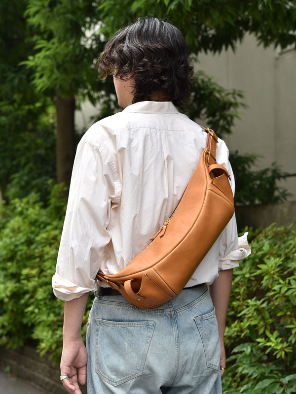 身体に沿う作りと立体的で大容量のボディバッグ / 革鞄のHERZ(ヘルツ