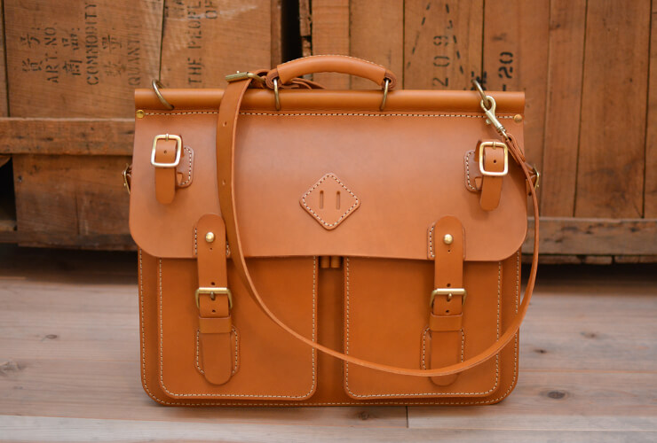 大人の男性に寄り添うクラシックな本革トリップバッグ / 革鞄のHERZ