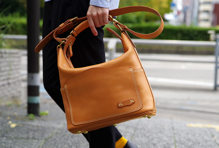 ハードレザーで豪快に作り上げた有機的なショルダーボストン / 革鞄の