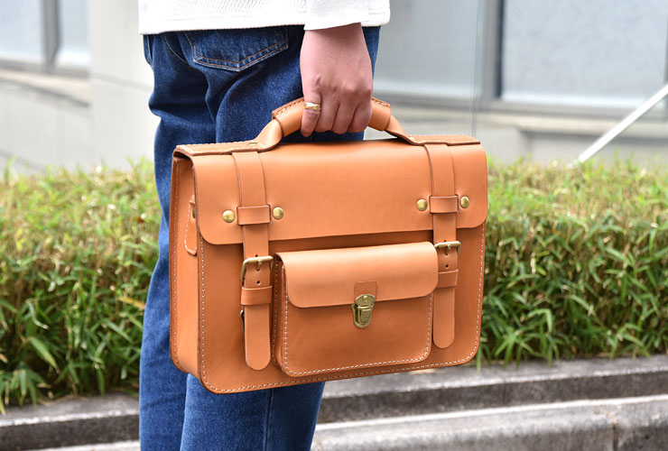 飽きずに長く使える学生鞄風の2way本革ビジネスバッグ / 革鞄のHERZ