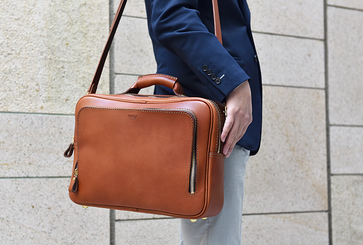 サイズ展開豊富でファスナー式の2wayショルダービジネスバッグ / 革鞄