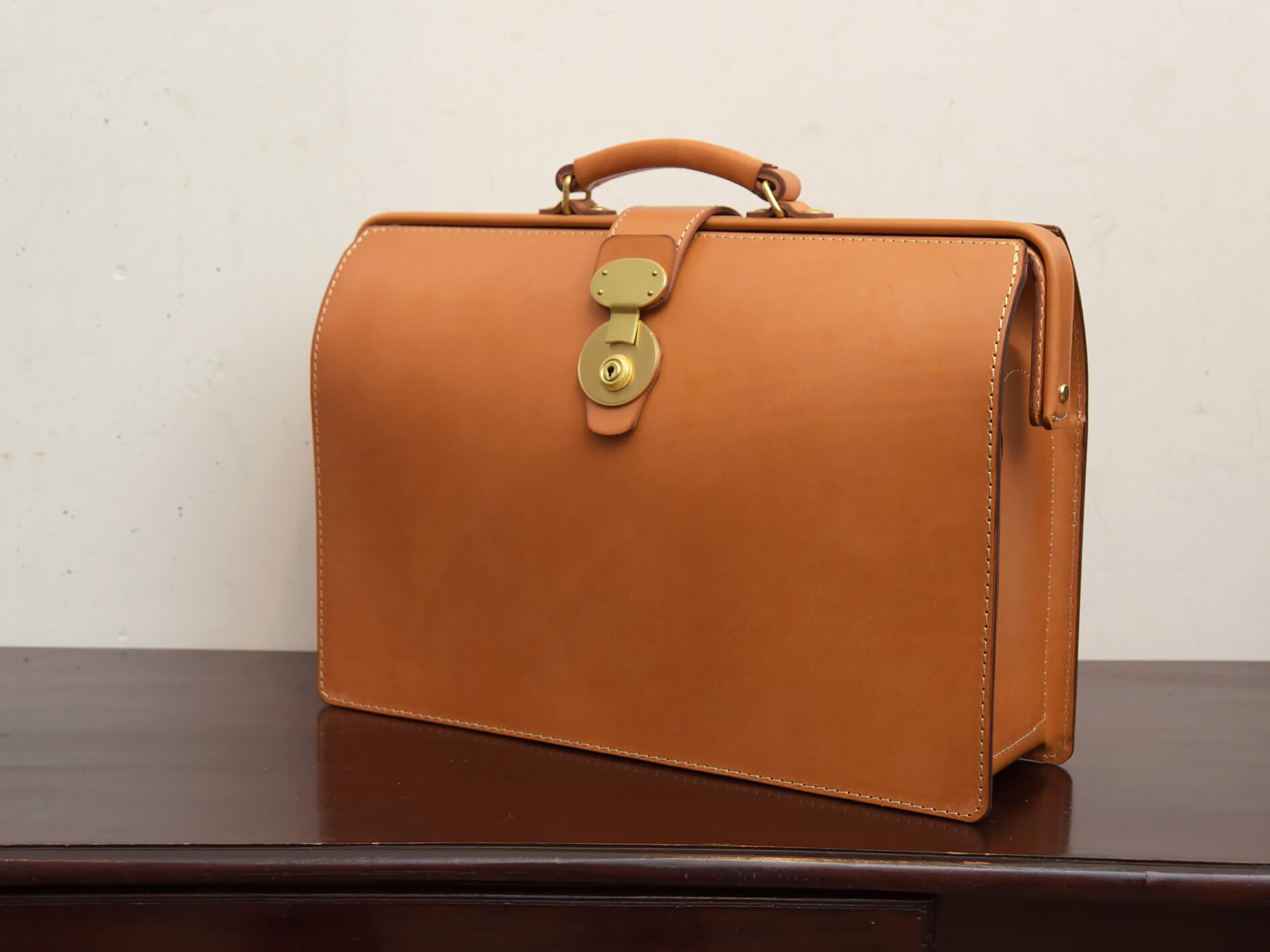 一部屋で大きな収納力を確保したワイドマチの箱型ダレスバッグ / 革鞄