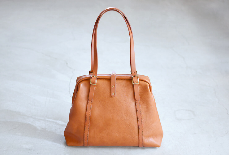 がま口で大きく開くレディース向けの口枠レザートートバッグ / 革鞄の