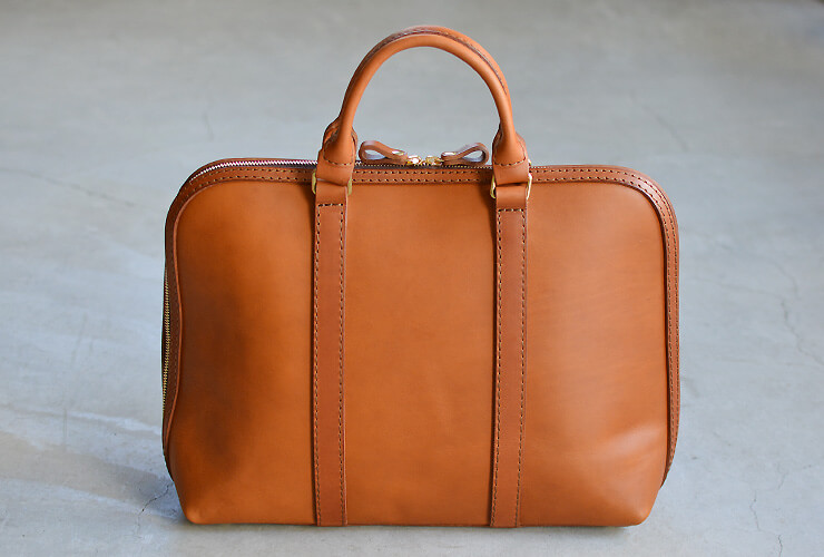 シンプルで機能的な本革の二本手ファスナービジネスバッグ / 革鞄の