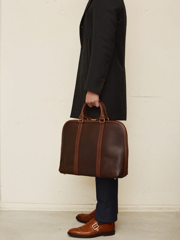 シンプルで機能的な本革の二本手ファスナービジネスバッグ / 革鞄の