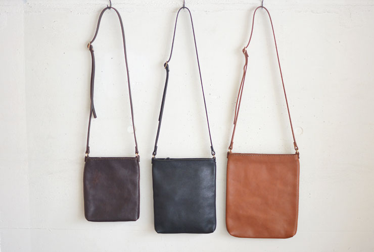 フラットでシンプルなファスナーショルダーバッグ / 革鞄のHERZ(ヘルツ