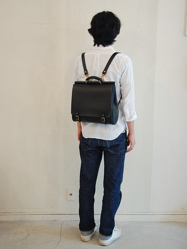 四角い形でメンズ・レディース問わずに使える棒屋根リュック / 革鞄の