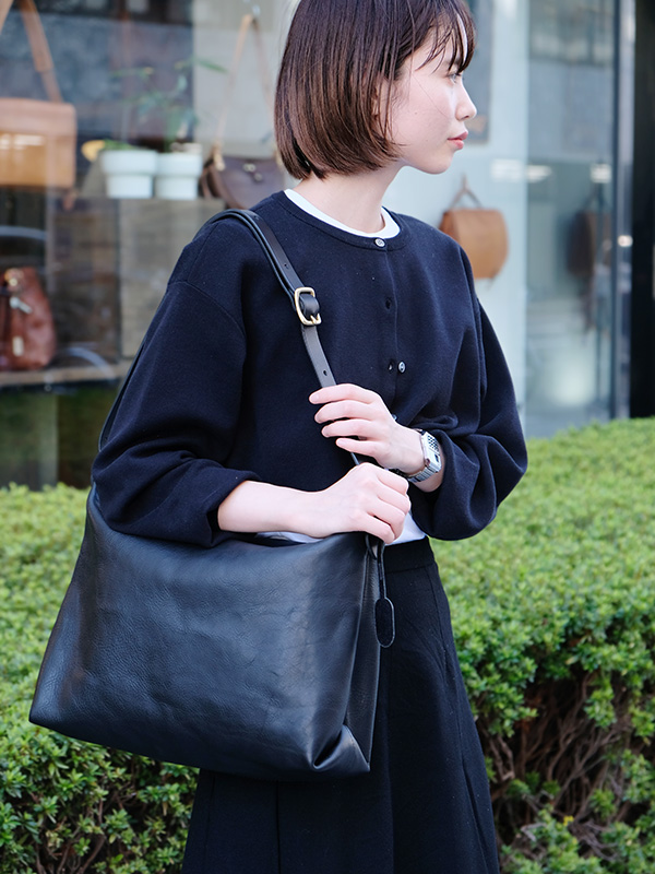日常に溶け込むプレーンなデザインが特徴のショルダーバッグ / 革鞄の