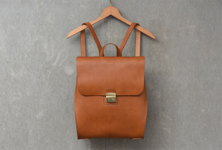 ひねりのきいたマチが独創的、錠前仕様のイタリア革リュック / 革鞄の