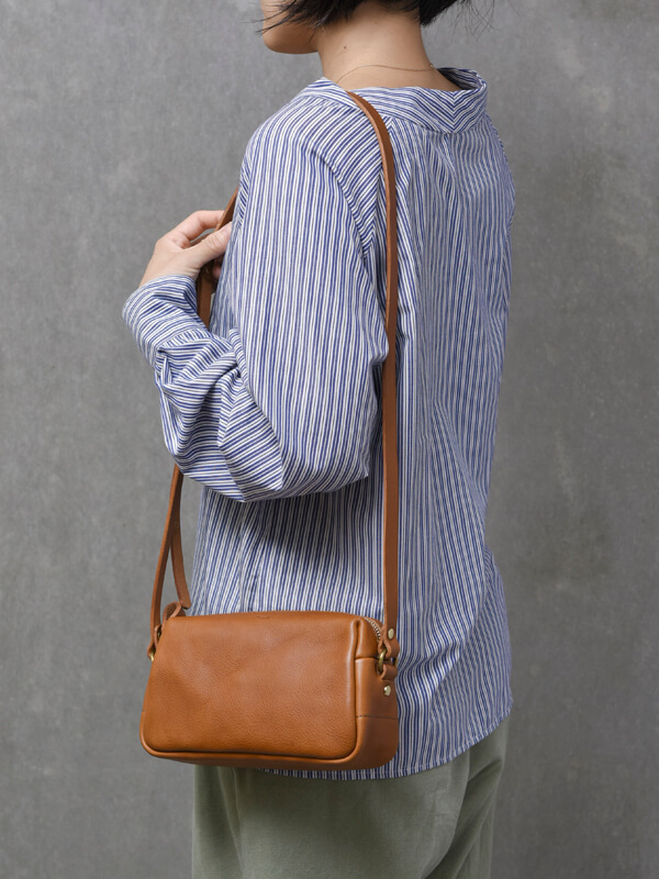 革の質感を活かした軽くてシンプルなショルダーバッグ / 革鞄のHERZ