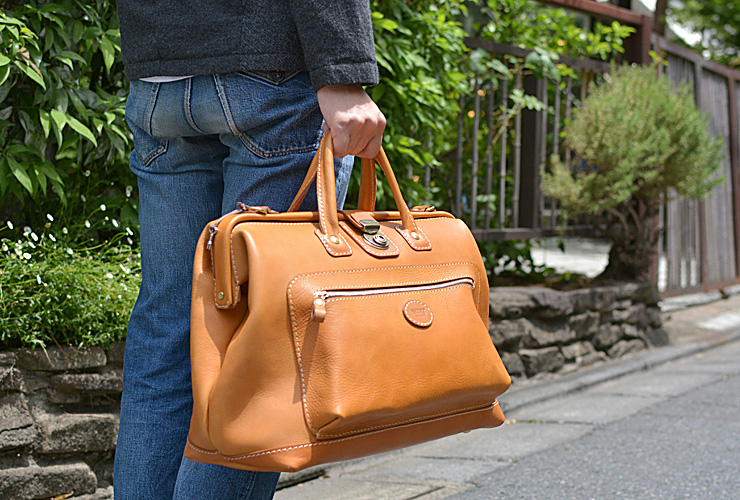 旅行に便利な大ポケット付きのソフトレザー口枠ボストンバッグ / 革鞄