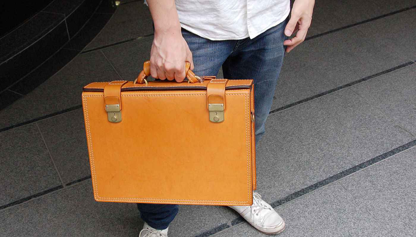 事務スタッフ：久保愛用「パイロットケース・2wayタイプ」｜革鞄・革