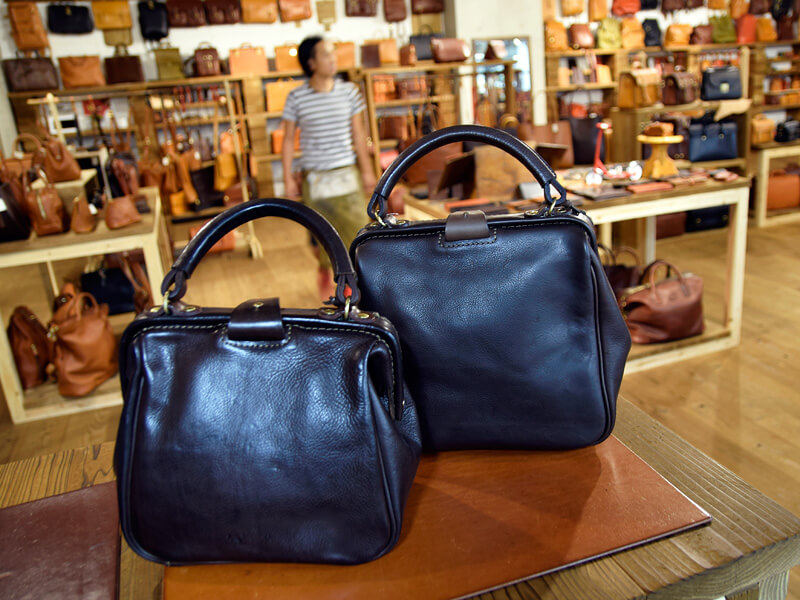 名古屋店スタッフ愛用中の口枠キューブトート｜革鞄・革小物のHERZ公式通販
