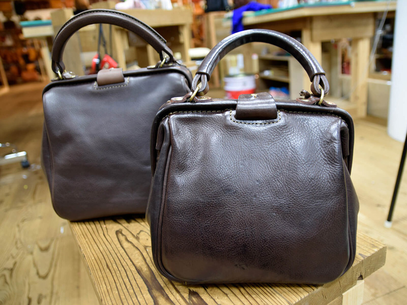 名古屋店スタッフ愛用中の口枠キューブトート｜革鞄・革小物のHERZ公式通販